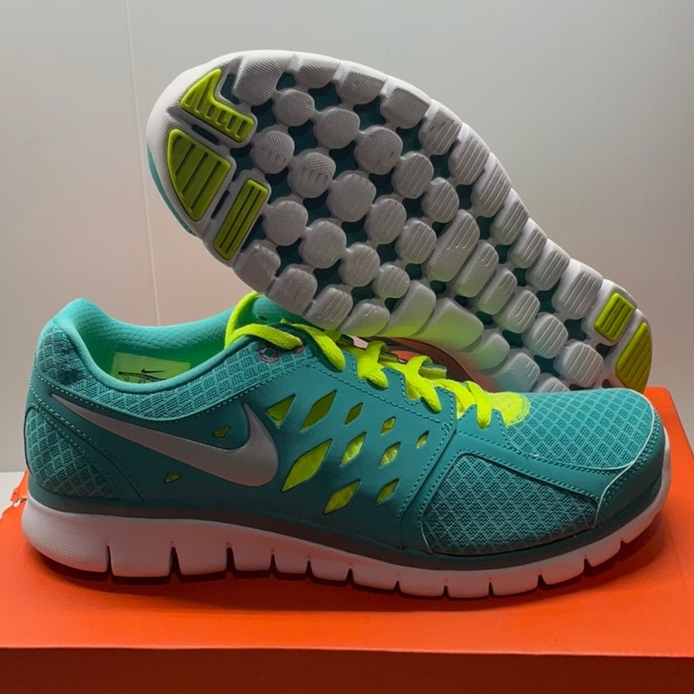 Woman’s Nike flex 2013 size 12